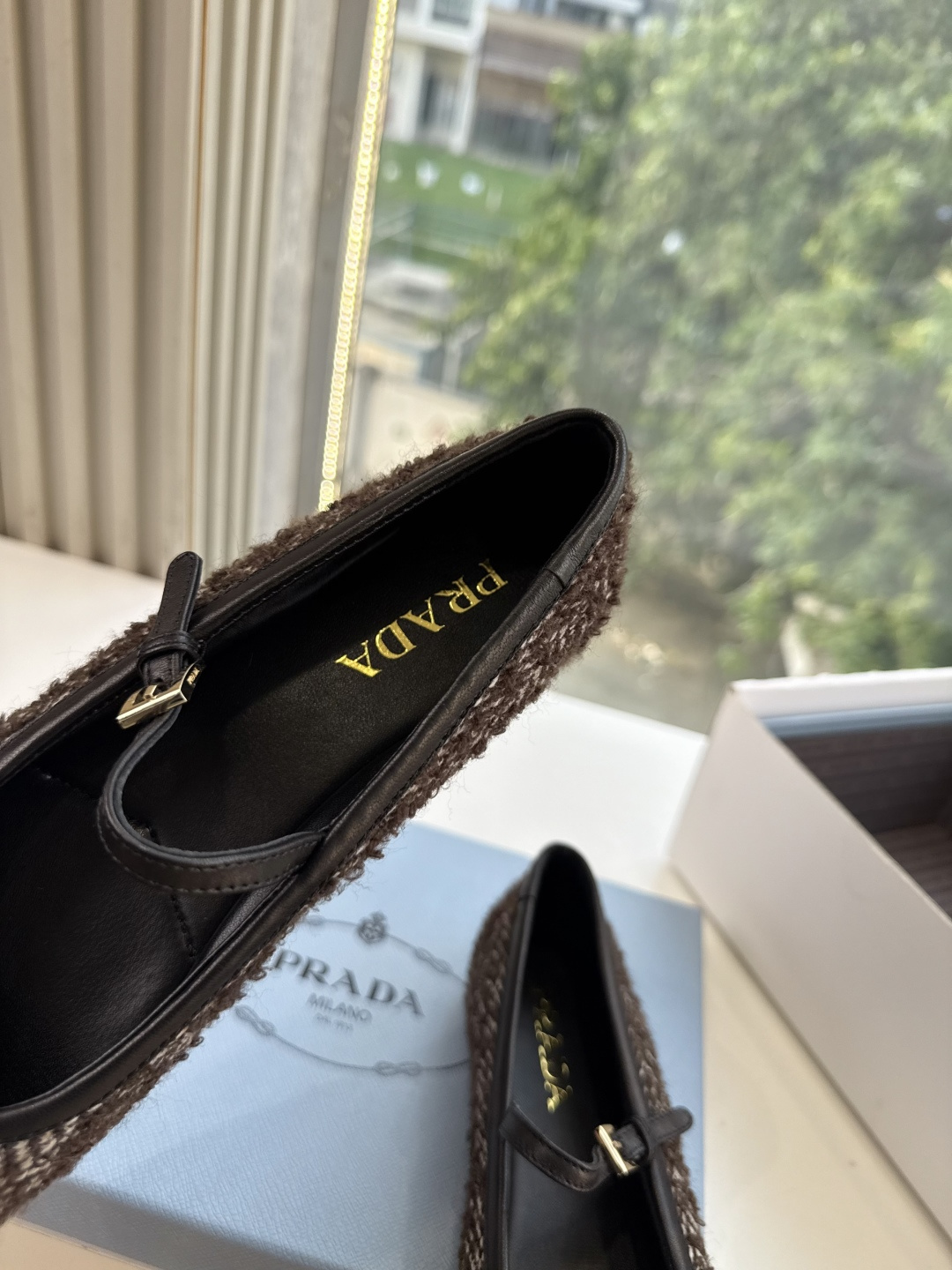 G887统一飞机盒顶级品质所见即所得Prada/普拉达26WF早春新品复古三角标褶皱粗跟平底玛丽珍鞋单鞋 当米兰1913