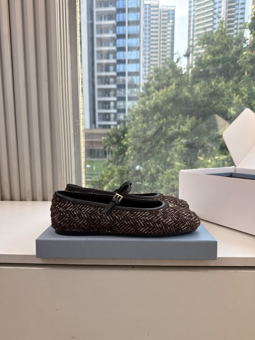 G887统一飞机盒顶级品质所见即所得Prada/普拉达26WF早春新品复古三角标褶皱粗跟平底玛丽珍鞋单鞋 当米兰1913
