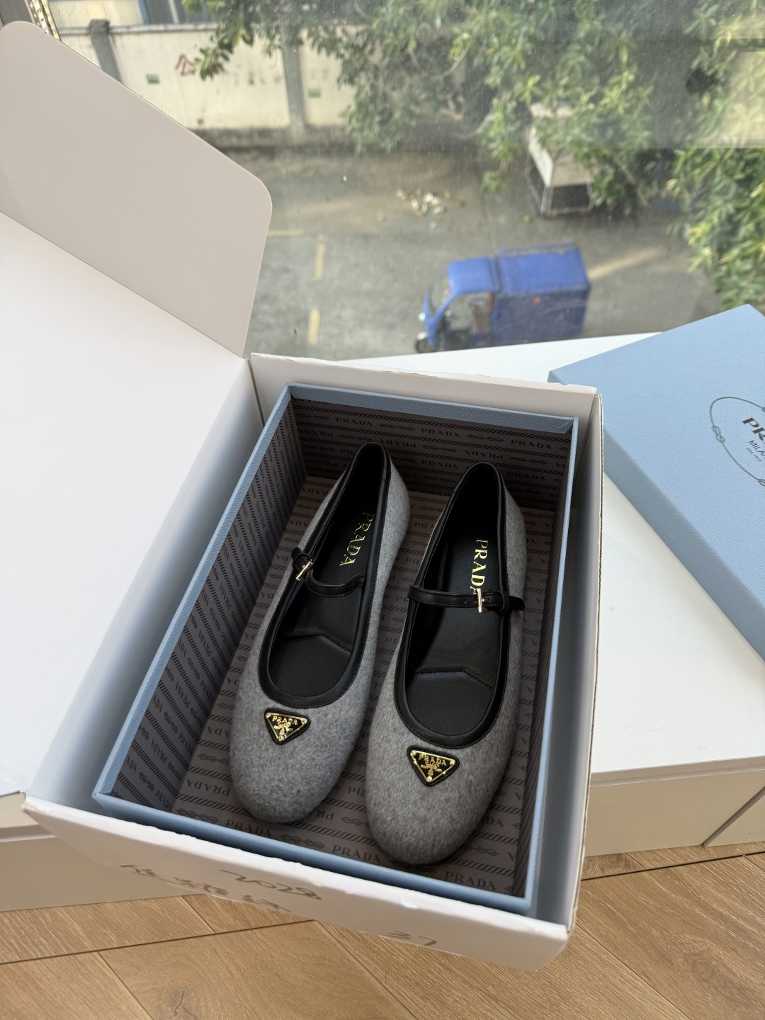 G887统一飞机盒顶级品质所见即所得Prada/普拉达26WF早春新品复古三角标褶皱粗跟平底玛丽珍鞋单鞋 当米兰1913