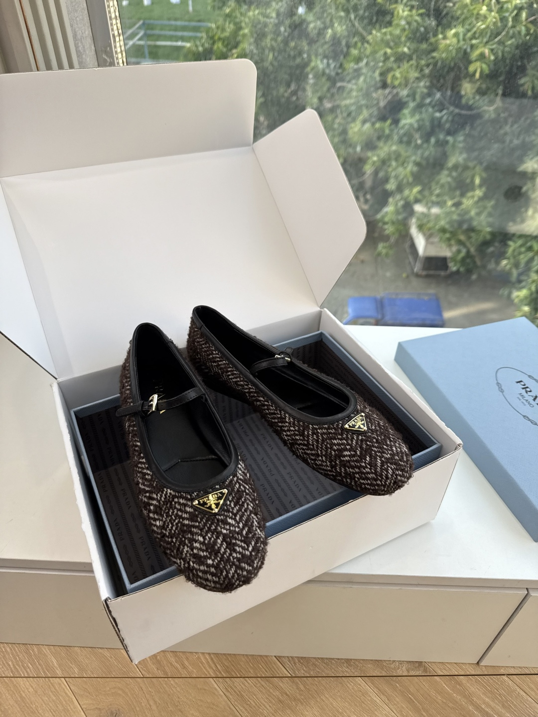 G887统一飞机盒顶级品质所见即所得Prada/普拉达26WF早春新品复古三角标褶皱粗跟平底玛丽珍鞋单鞋 当米兰1913