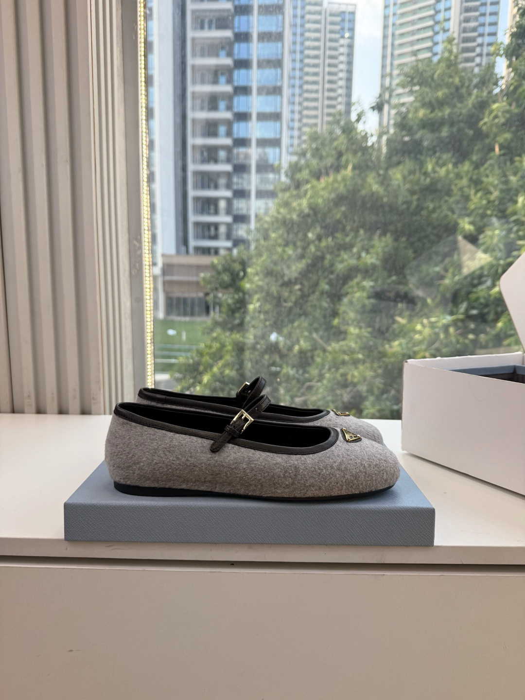 G887统一飞机盒顶级品质所见即所得Prada/普拉达26WF早春新品复古三角标褶皱粗跟平底玛丽珍鞋单鞋 当米兰1913