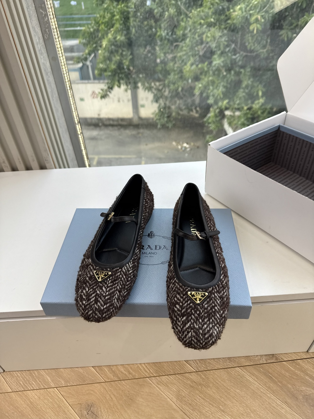 G887统一飞机盒顶级品质所见即所得Prada/普拉达26WF早春新品复古三角标褶皱粗跟平底玛丽珍鞋单鞋 当米兰1913