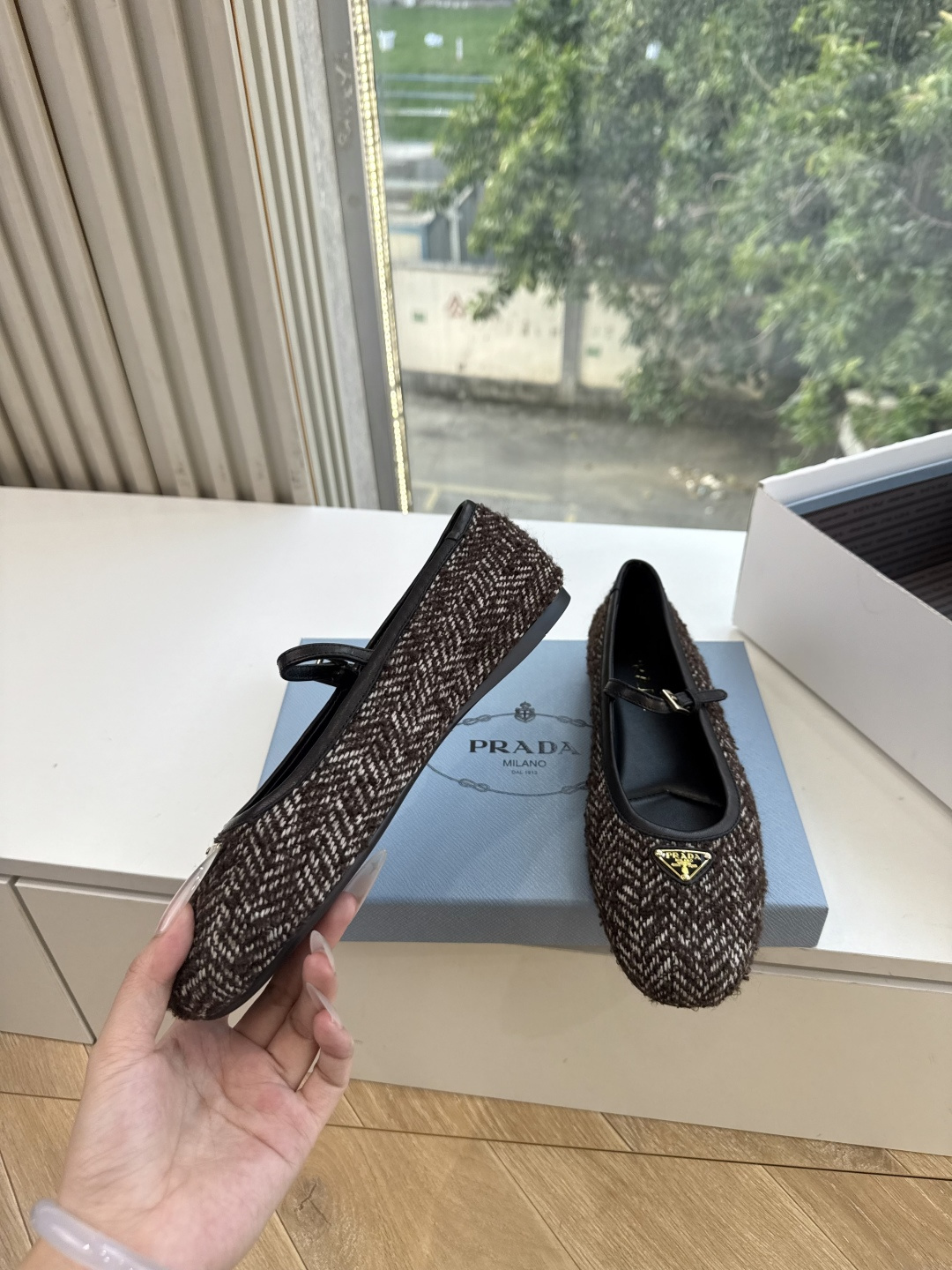 G887统一飞机盒顶级品质所见即所得Prada/普拉达26WF早春新品复古三角标褶皱粗跟平底玛丽珍鞋单鞋 当米兰1913
