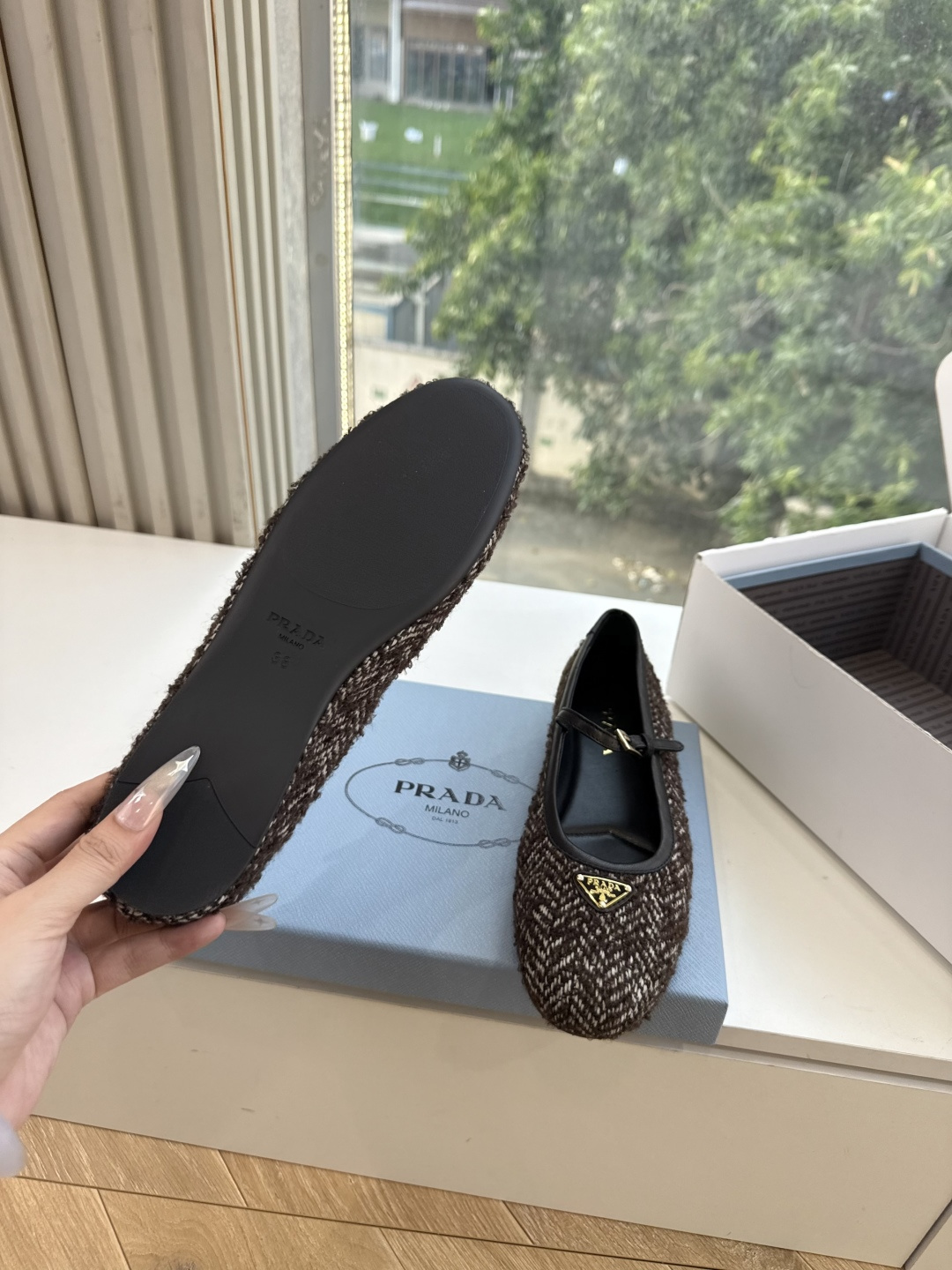 G887统一飞机盒顶级品质所见即所得Prada/普拉达26WF早春新品复古三角标褶皱粗跟平底玛丽珍鞋单鞋 当米兰1913