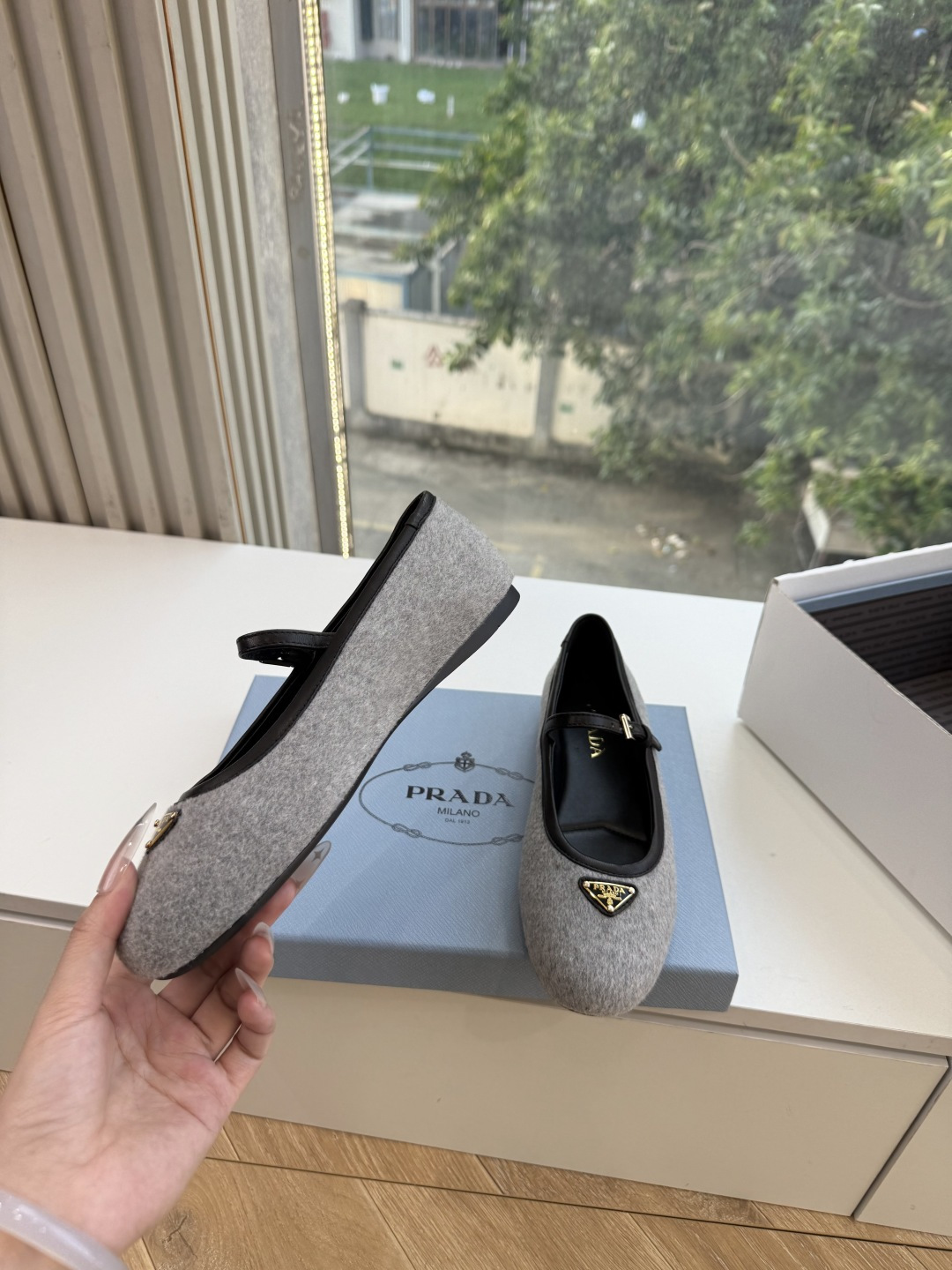 G887统一飞机盒顶级品质所见即所得Prada/普拉达26WF早春新品复古三角标褶皱粗跟平底玛丽珍鞋单鞋 当米兰1913