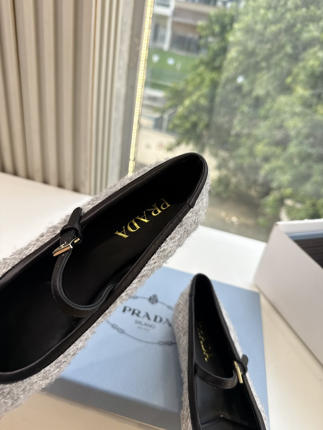 G887统一飞机盒顶级品质所见即所得Prada/普拉达26WF早春新品复古三角标褶皱粗跟平底玛丽珍鞋单鞋 当米兰1913