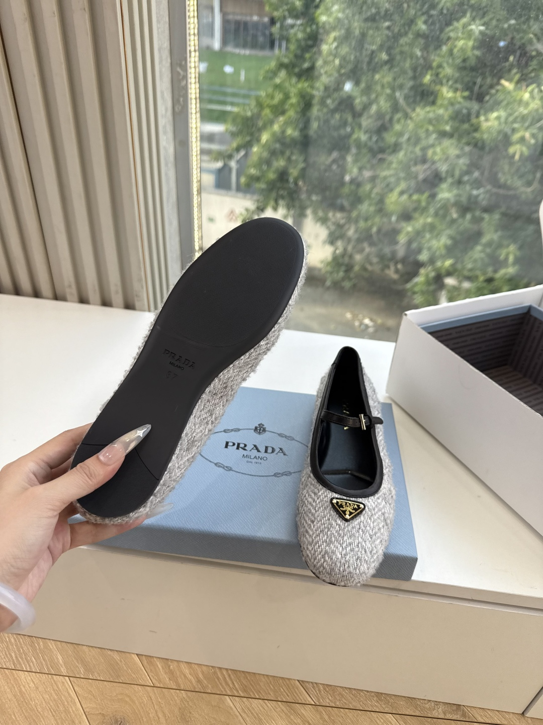 G887统一飞机盒顶级品质所见即所得Prada/普拉达26WF早春新品复古三角标褶皱粗跟平底玛丽珍鞋单鞋 当米兰1913