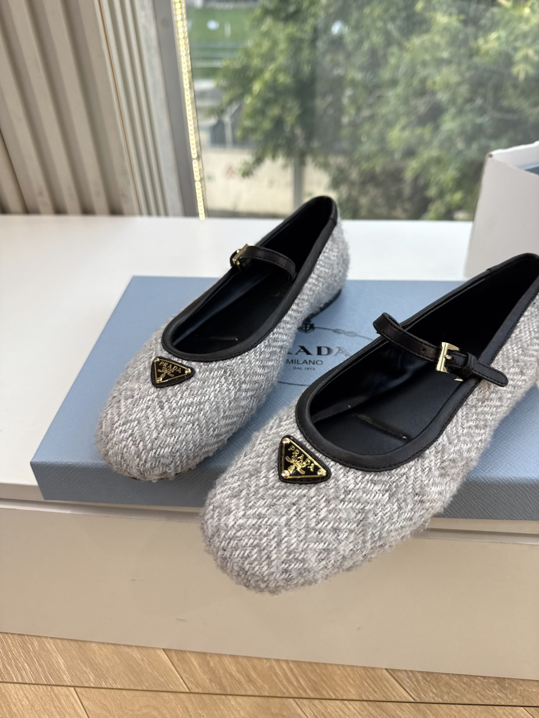 G887统一飞机盒顶级品质所见即所得Prada/普拉达26WF早春新品复古三角标褶皱粗跟平底玛丽珍鞋单鞋 当米兰1913