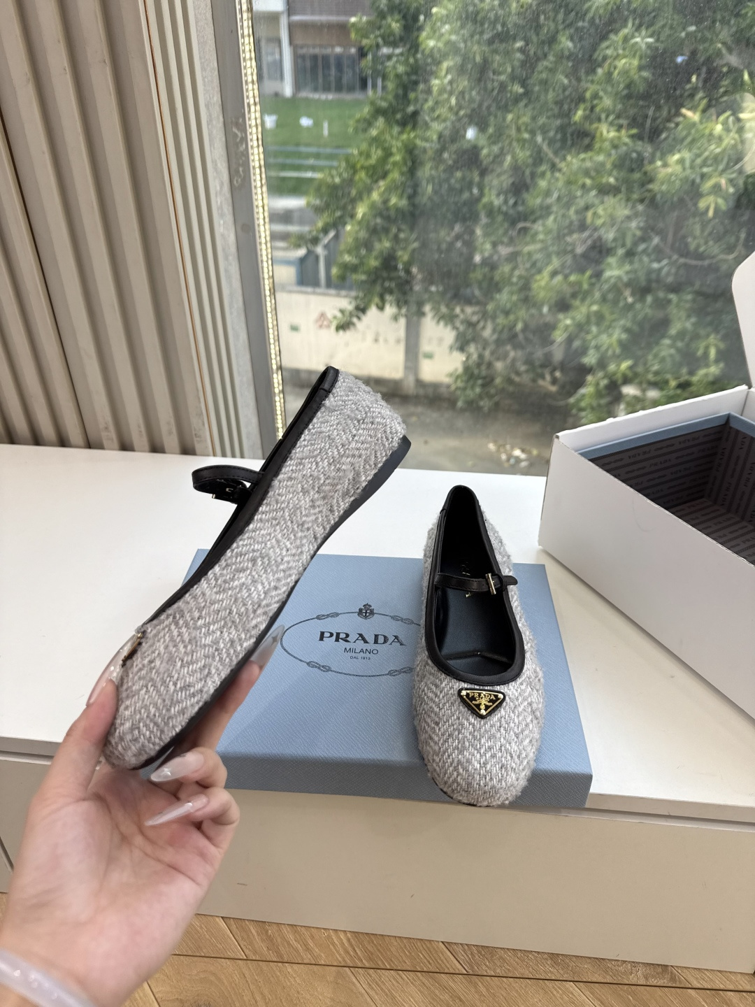 G887统一飞机盒顶级品质所见即所得Prada/普拉达26WF早春新品复古三角标褶皱粗跟平底玛丽珍鞋单鞋 当米兰1913