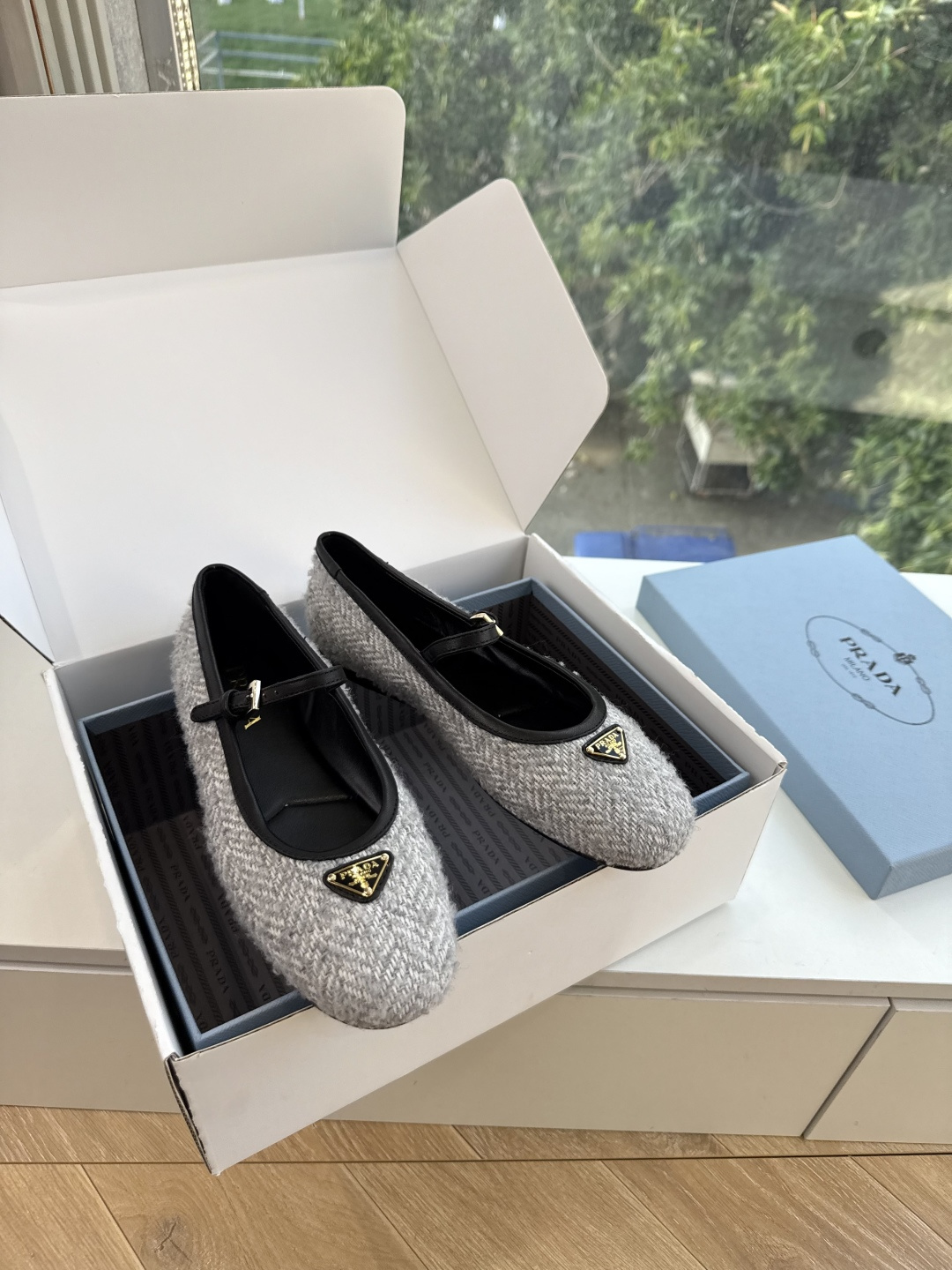 G887统一飞机盒顶级品质所见即所得Prada/普拉达26WF早春新品复古三角标褶皱粗跟平底玛丽珍鞋单鞋 当米兰1913