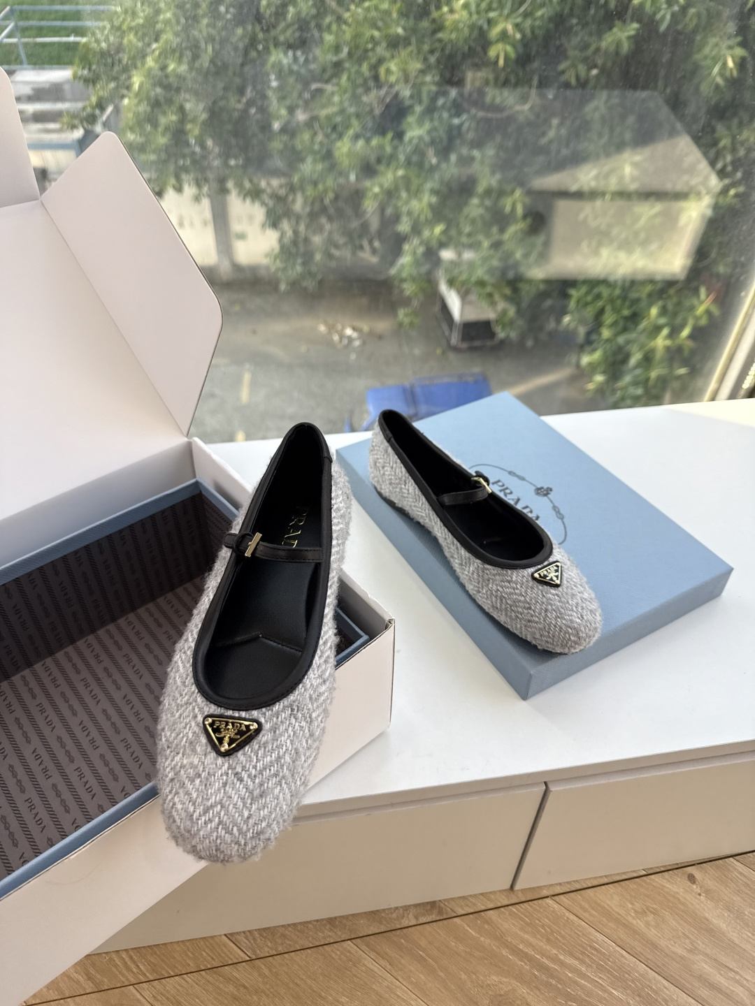 G887统一飞机盒顶级品质所见即所得Prada/普拉达26WF早春新品复古三角标褶皱粗跟平底玛丽珍鞋单鞋 当米兰1913
