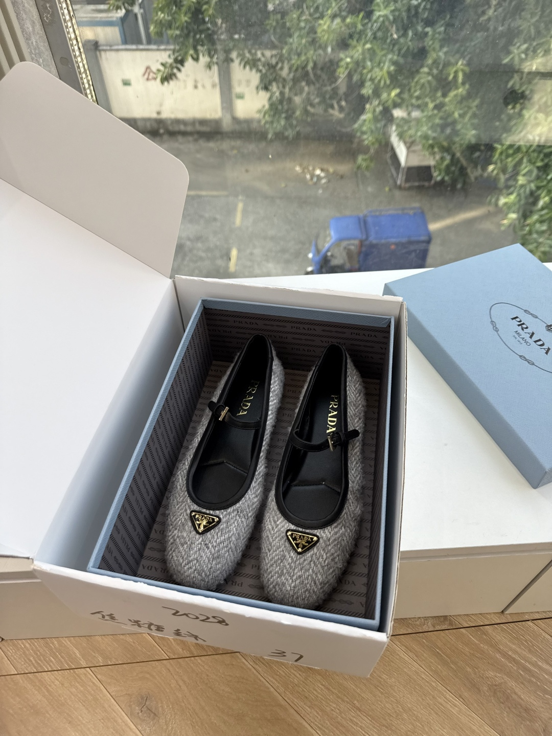 G887统一飞机盒顶级品质所见即所得Prada/普拉达26WF早春新品复古三角标褶皱粗跟平底玛丽珍鞋单鞋 当米兰1913