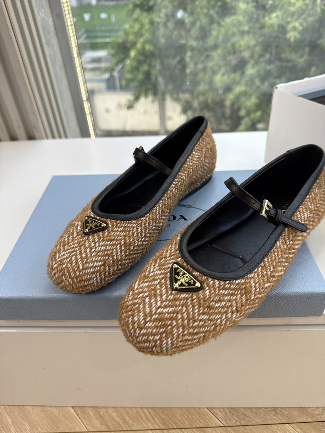 G887统一飞机盒顶级品质所见即所得Prada/普拉达26WF早春新品复古三角标褶皱粗跟平底玛丽珍鞋单鞋 当米兰1913 G887统一飞机盒顶级品质所见即所得Prada/普拉达26WF早春新品复古三角标褶皱粗跟平底玛丽珍鞋单鞋 当米兰1913