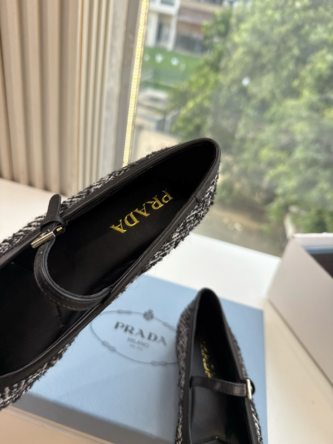 G887统一飞机盒顶级品质所见即所得Prada/普拉达26WF早春新品复古三角标褶皱粗跟平底玛丽珍鞋单鞋 当米兰1913