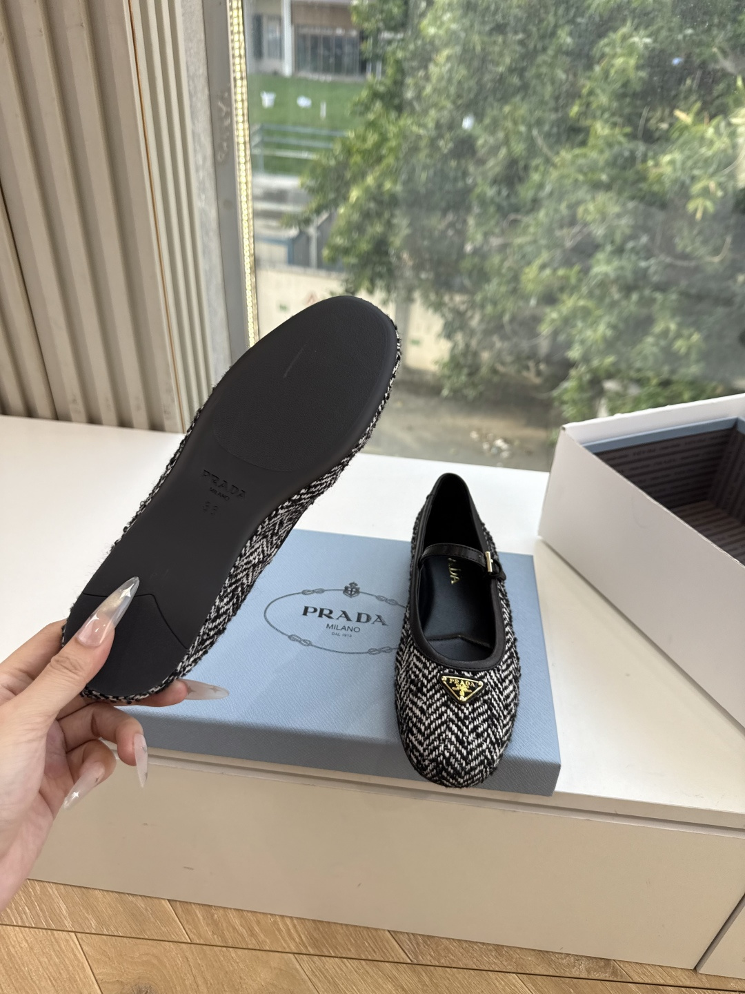 G887统一飞机盒顶级品质所见即所得Prada/普拉达26WF早春新品复古三角标褶皱粗跟平底玛丽珍鞋单鞋 当米兰1913