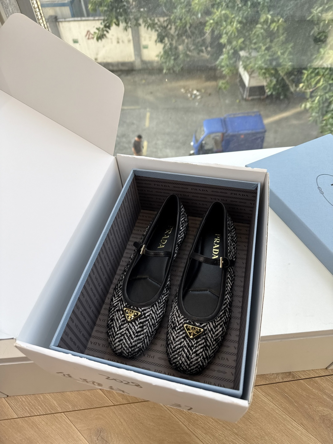 G887统一飞机盒顶级品质所见即所得Prada/普拉达26WF早春新品复古三角标褶皱粗跟平底玛丽珍鞋单鞋 当米兰1913