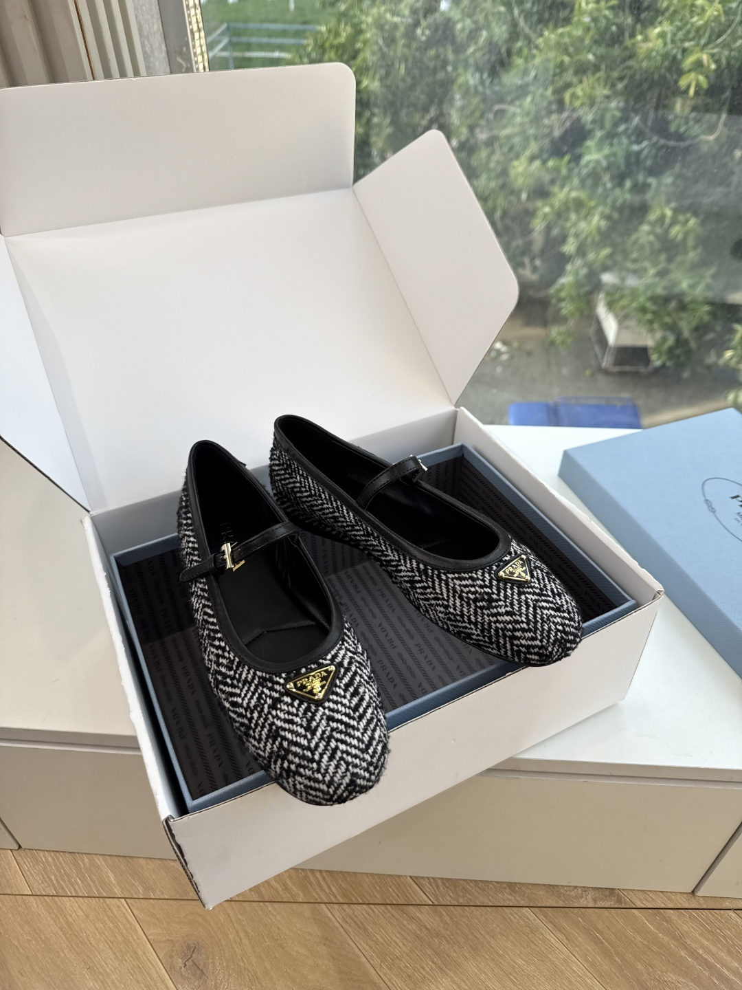 G887统一飞机盒顶级品质所见即所得Prada/普拉达26WF早春新品复古三角标褶皱粗跟平底玛丽珍鞋单鞋 当米兰1913