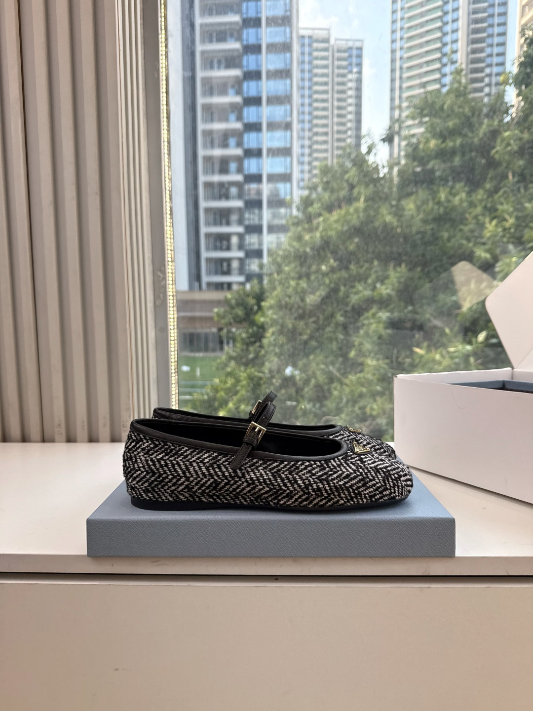 G887统一飞机盒顶级品质所见即所得Prada/普拉达26WF早春新品复古三角标褶皱粗跟平底玛丽珍鞋单鞋 当米兰1913