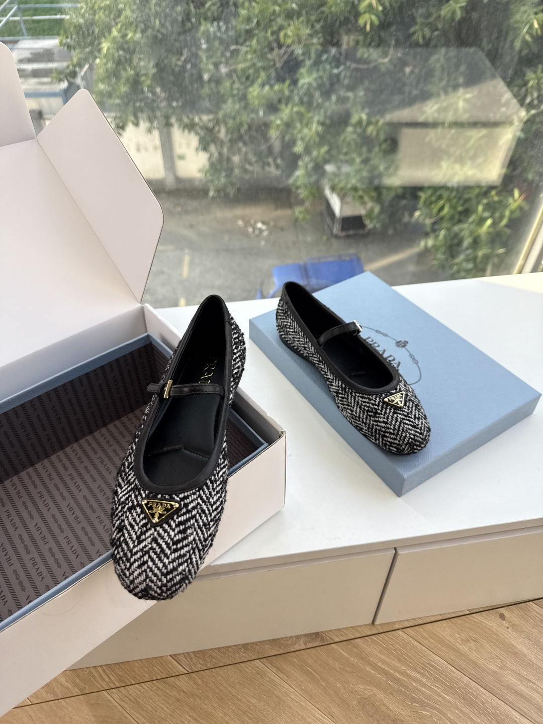G887统一飞机盒顶级品质所见即所得Prada/普拉达26WF早春新品复古三角标褶皱粗跟平底玛丽珍鞋单鞋 当米兰1913