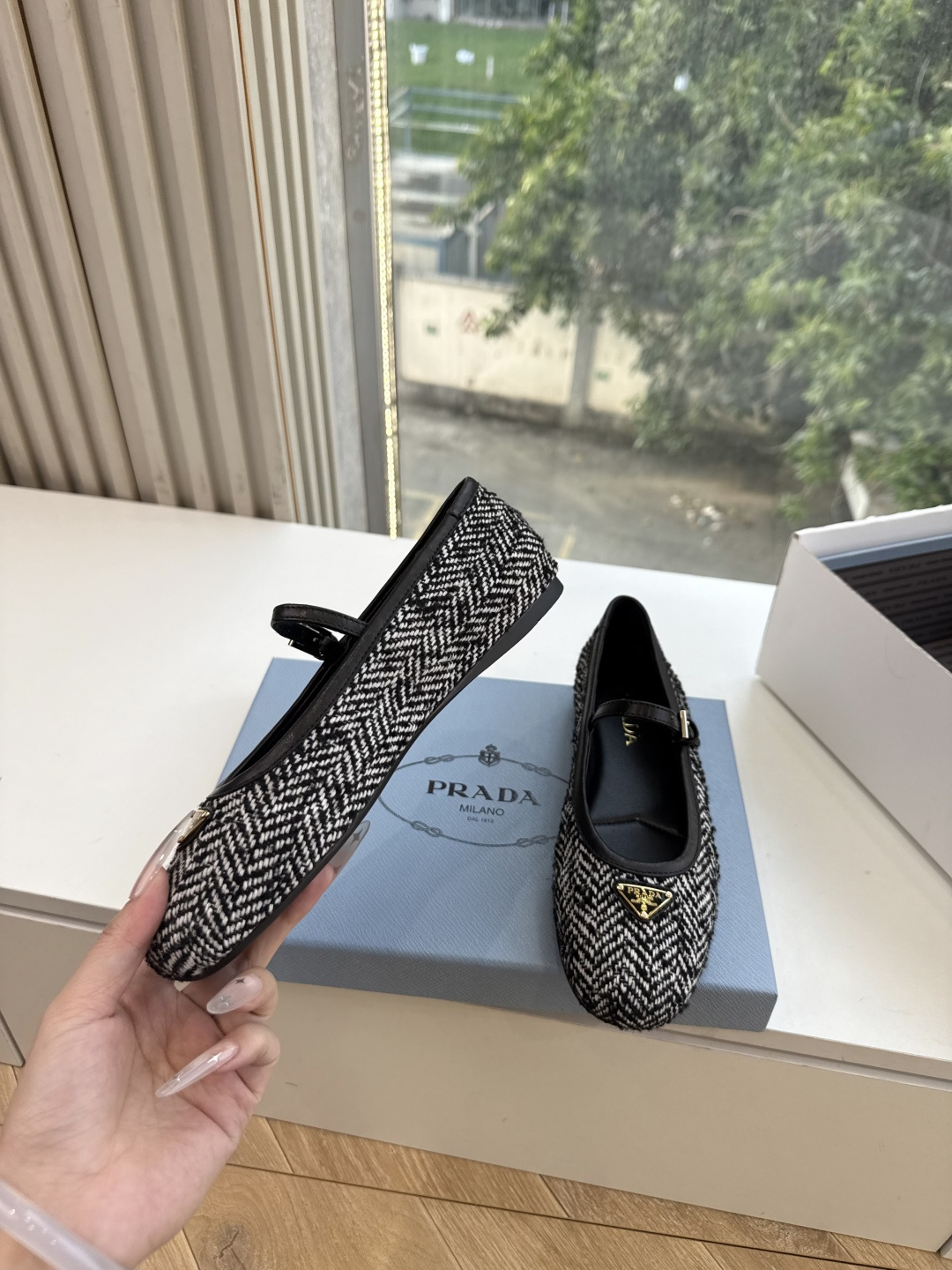 G887统一飞机盒顶级品质所见即所得Prada/普拉达26WF早春新品复古三角标褶皱粗跟平底玛丽珍鞋单鞋 当米兰1913