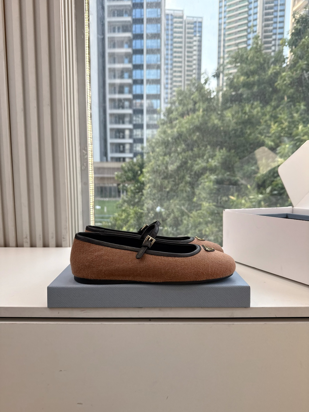 G887统一飞机盒顶级品质所见即所得Prada/普拉达26WF早春新品复古三角标褶皱粗跟平底玛丽珍鞋单鞋 当米兰1913