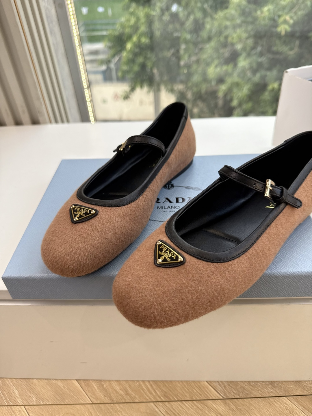 G887统一飞机盒顶级品质所见即所得Prada/普拉达26WF早春新品复古三角标褶皱粗跟平底玛丽珍鞋单鞋 当米兰1913