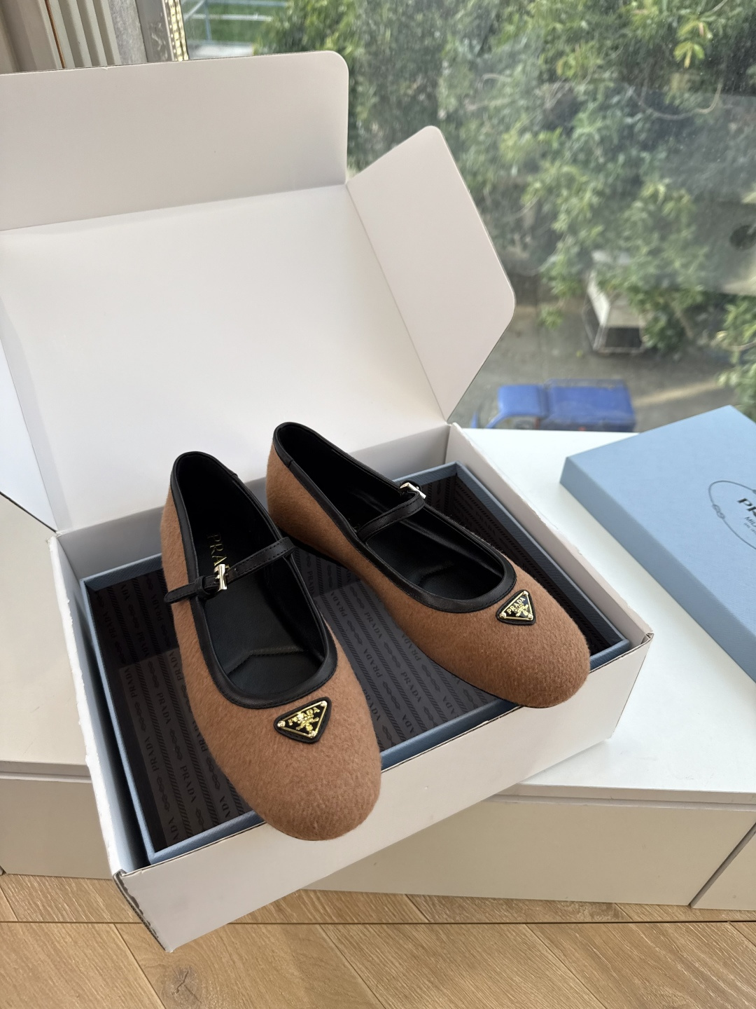 G887统一飞机盒顶级品质所见即所得Prada/普拉达26WF早春新品复古三角标褶皱粗跟平底玛丽珍鞋单鞋 当米兰1913