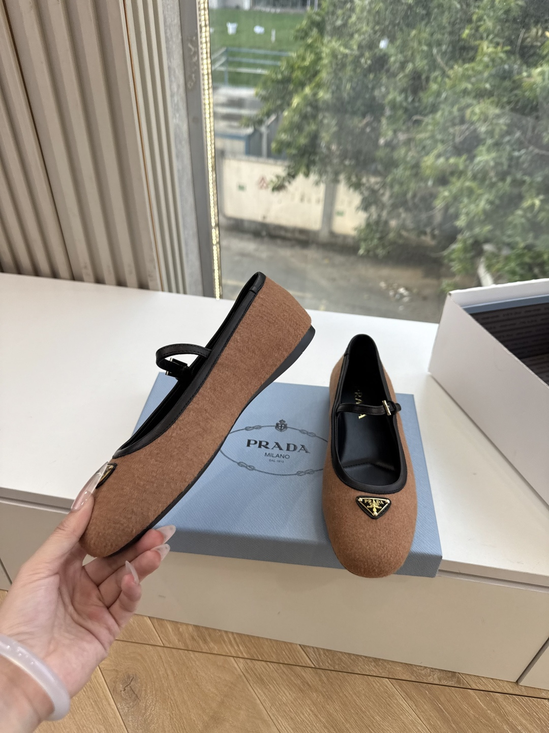 G887统一飞机盒顶级品质所见即所得Prada/普拉达26WF早春新品复古三角标褶皱粗跟平底玛丽珍鞋单鞋 当米兰1913