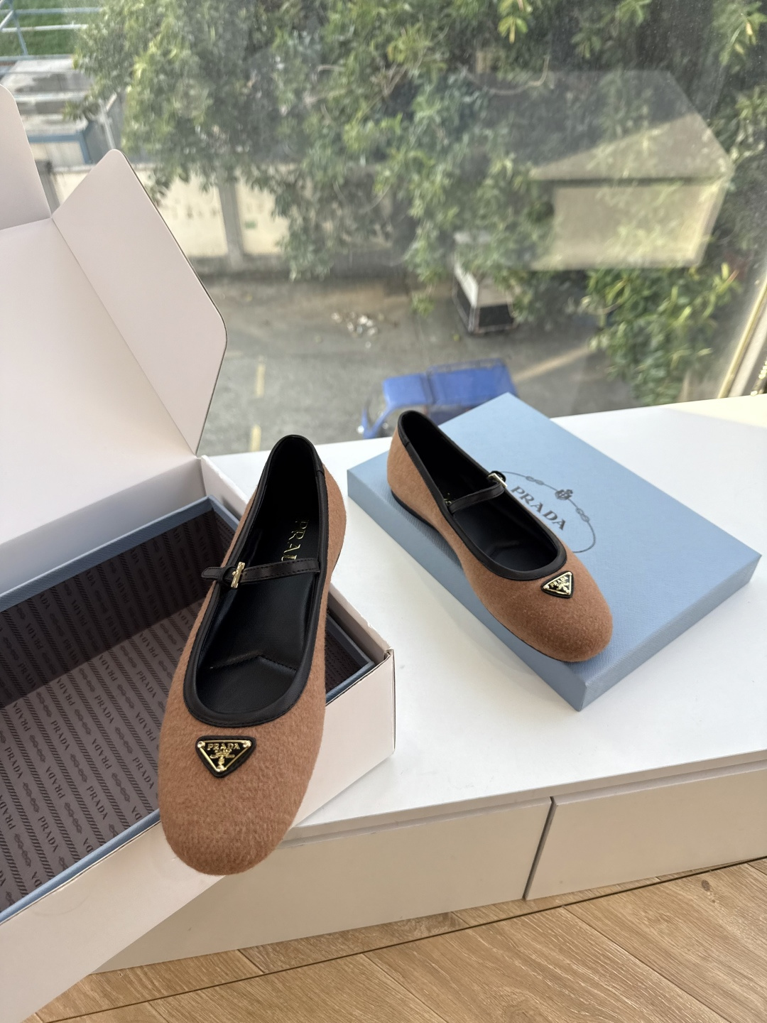 G887统一飞机盒顶级品质所见即所得Prada/普拉达26WF早春新品复古三角标褶皱粗跟平底玛丽珍鞋单鞋 当米兰1913