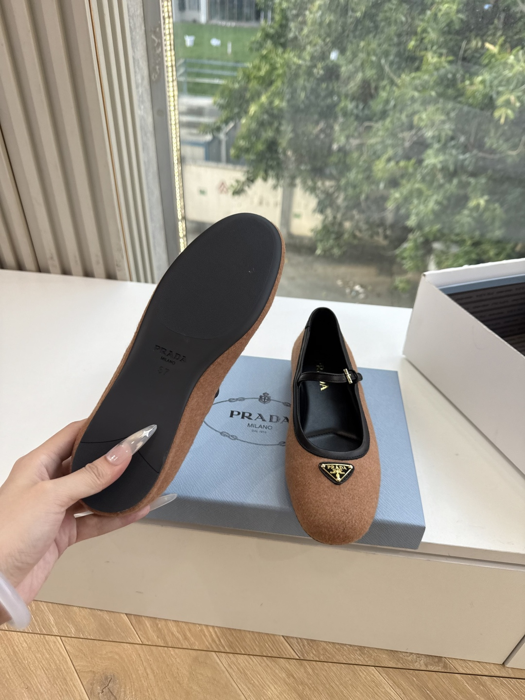G887统一飞机盒顶级品质所见即所得Prada/普拉达26WF早春新品复古三角标褶皱粗跟平底玛丽珍鞋单鞋 当米兰1913