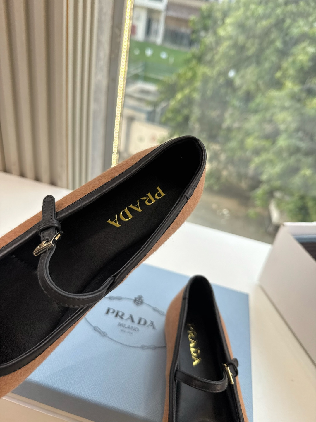 G887统一飞机盒顶级品质所见即所得Prada/普拉达26WF早春新品复古三角标褶皱粗跟平底玛丽珍鞋单鞋 当米兰1913