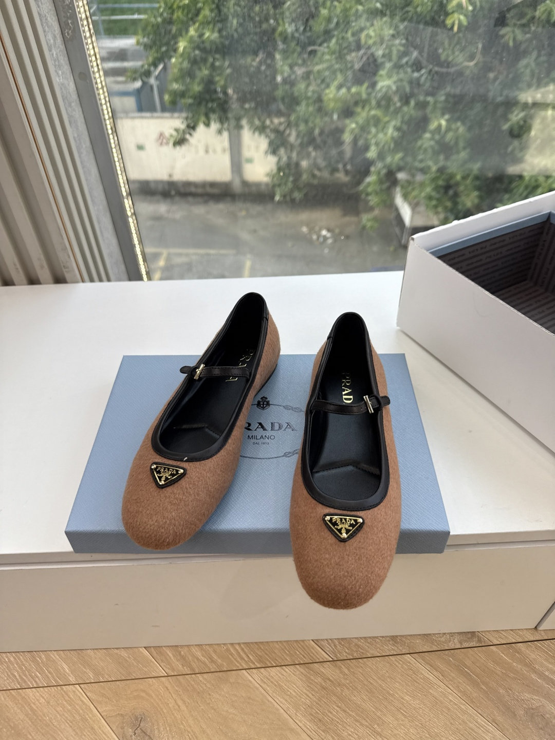 G887统一飞机盒顶级品质所见即所得Prada/普拉达26WF早春新品复古三角标褶皱粗跟平底玛丽珍鞋单鞋 当米兰1913
