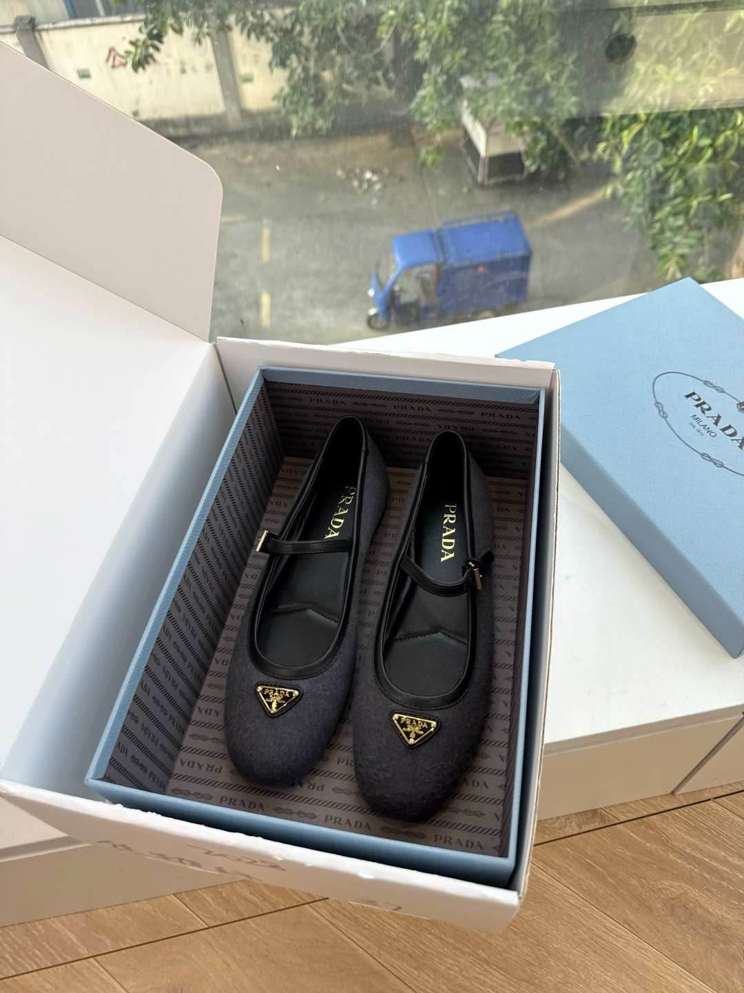 G887统一飞机盒顶级品质所见即所得Prada/普拉达26WF早春新品复古三角标褶皱粗跟平底玛丽珍鞋单鞋 当米兰1913