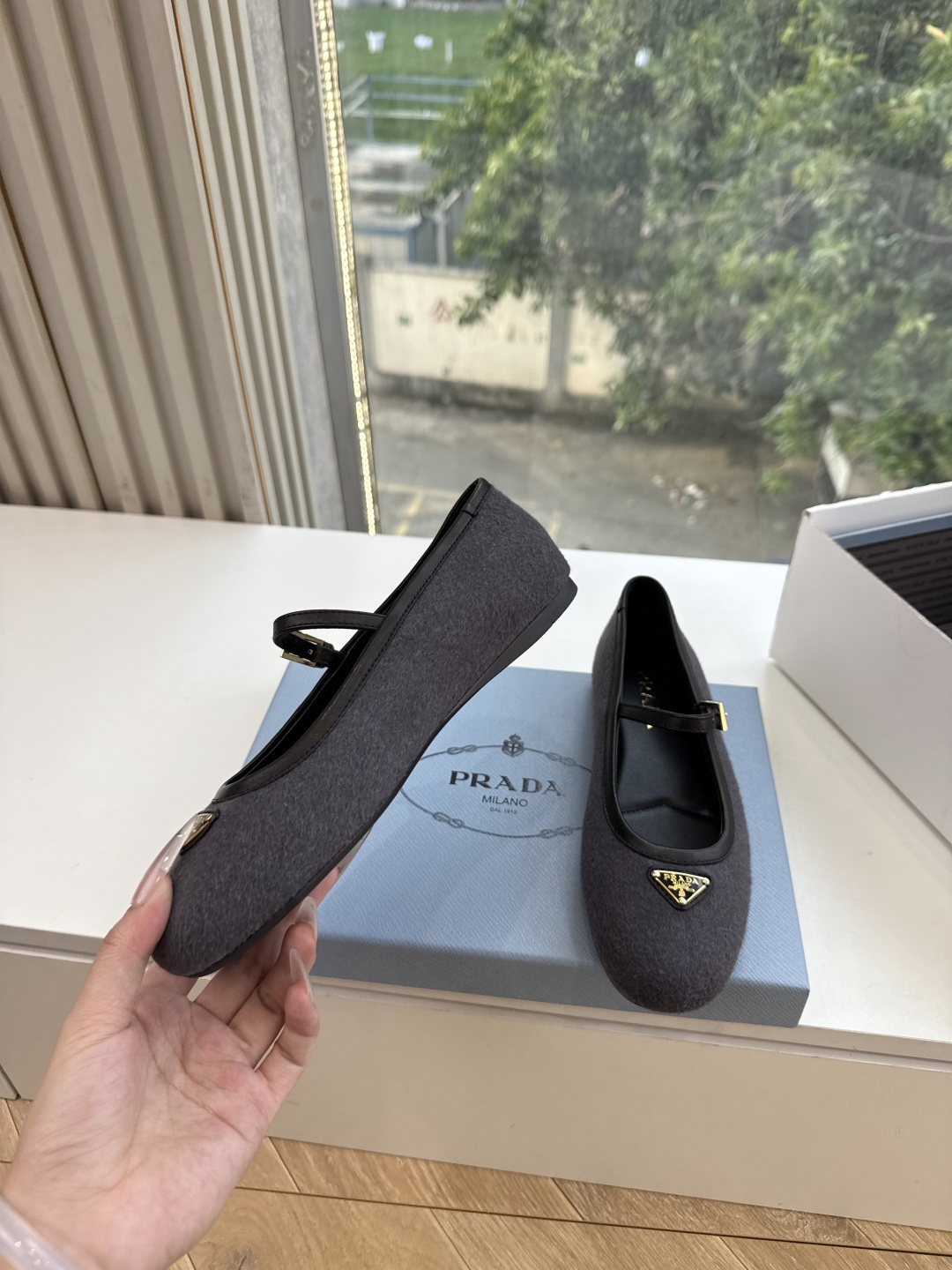 G887统一飞机盒顶级品质所见即所得Prada/普拉达26WF早春新品复古三角标褶皱粗跟平底玛丽珍鞋单鞋 当米兰1913