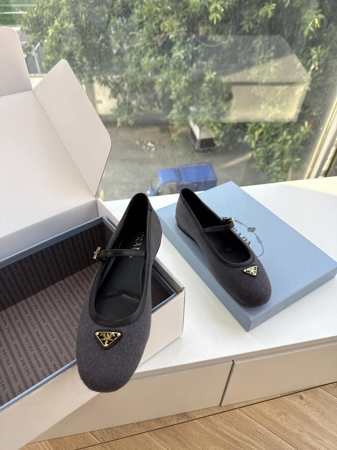 G887统一飞机盒顶级品质所见即所得Prada/普拉达26WF早春新品复古三角标褶皱粗跟平底玛丽珍鞋单鞋 当米兰1913