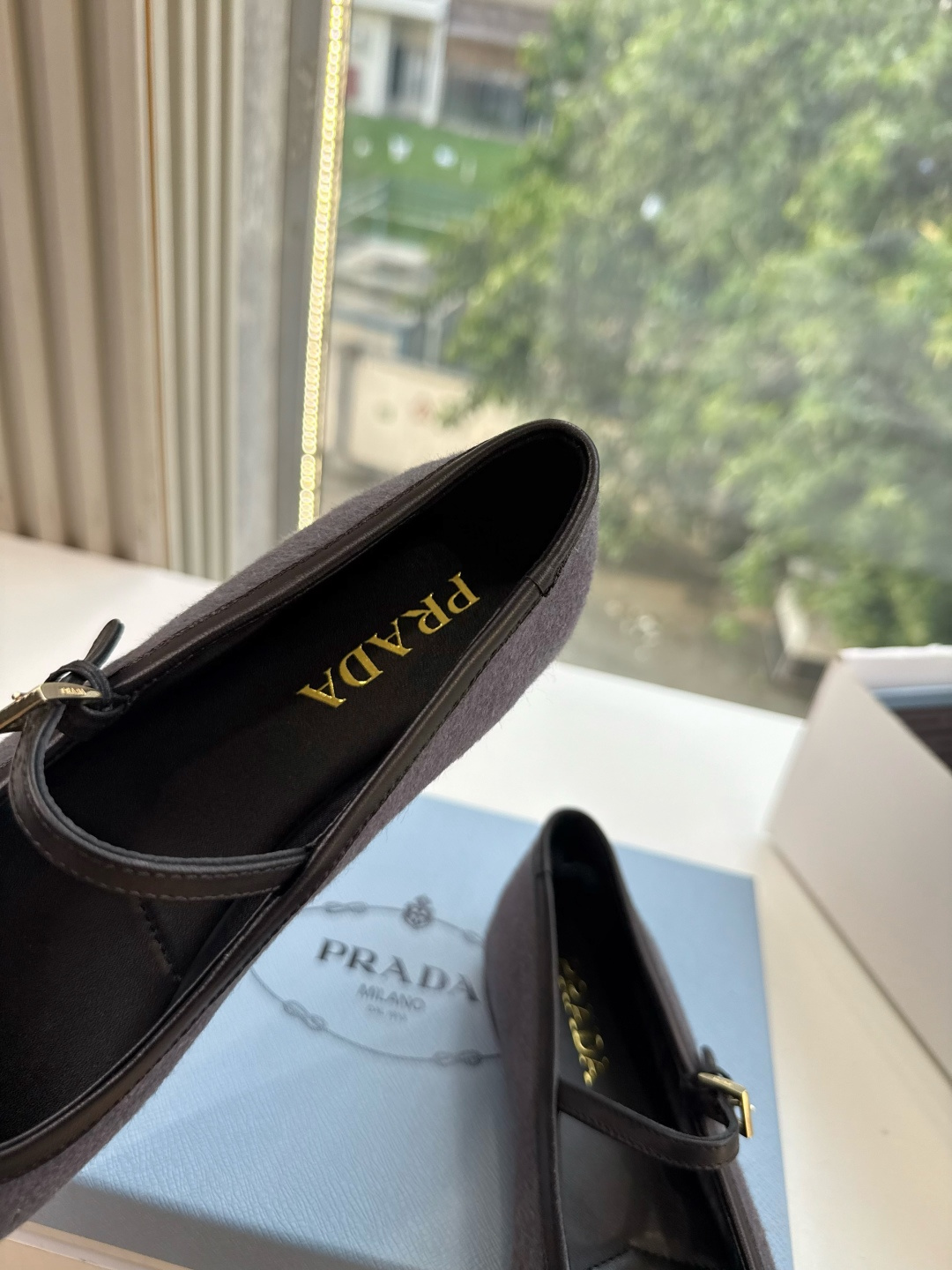 G887统一飞机盒顶级品质所见即所得Prada/普拉达26WF早春新品复古三角标褶皱粗跟平底玛丽珍鞋单鞋 当米兰1913