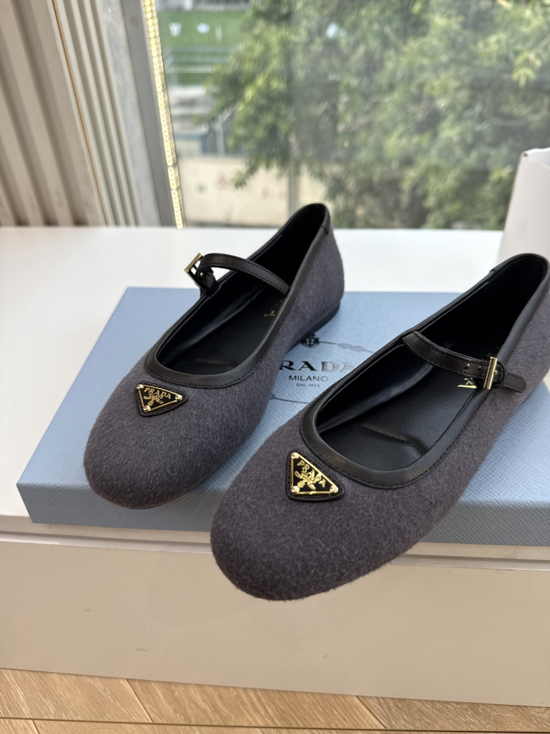 G887统一飞机盒顶级品质所见即所得Prada/普拉达26WF早春新品复古三角标褶皱粗跟平底玛丽珍鞋单鞋 当米兰1913