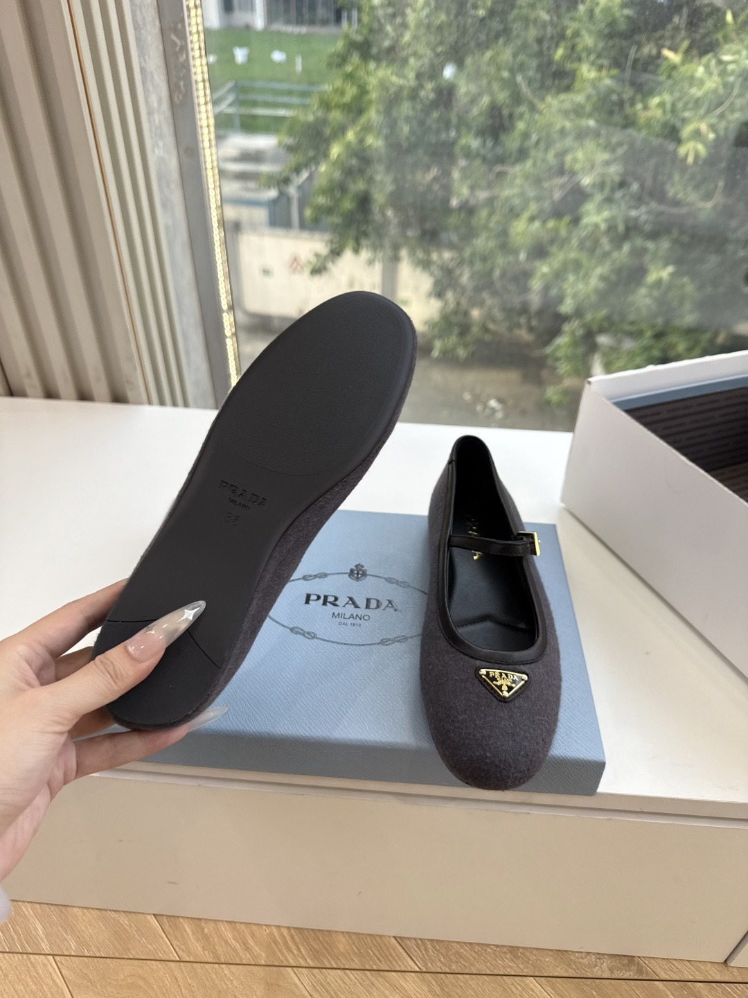 G887统一飞机盒顶级品质所见即所得Prada/普拉达26WF早春新品复古三角标褶皱粗跟平底玛丽珍鞋单鞋 当米兰1913