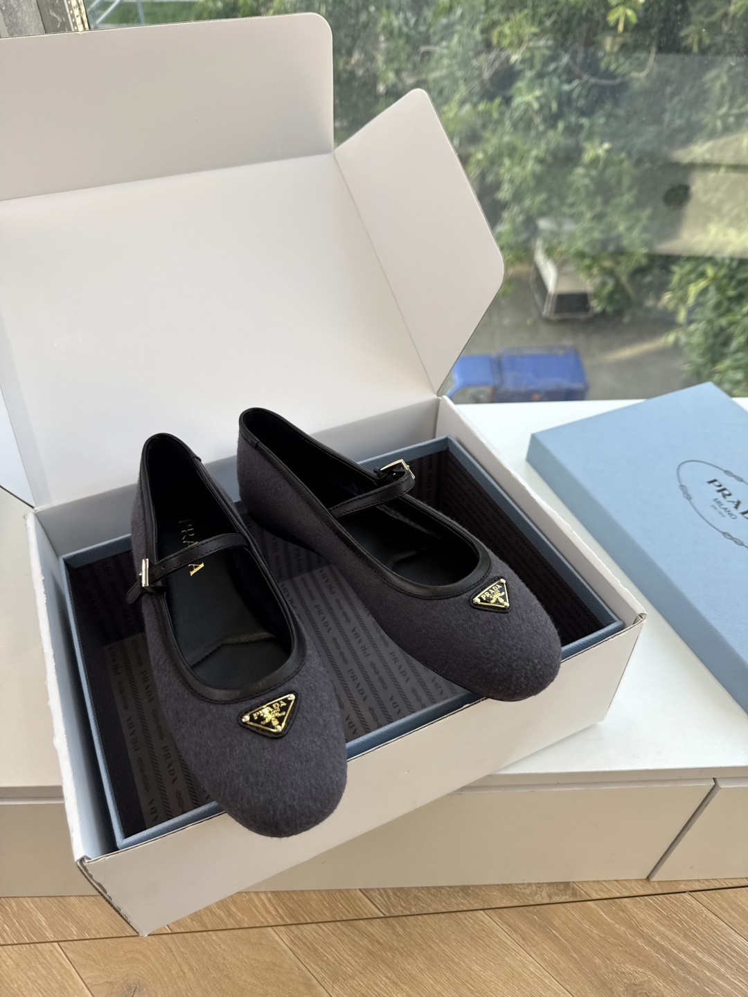 G887统一飞机盒顶级品质所见即所得Prada/普拉达26WF早春新品复古三角标褶皱粗跟平底玛丽珍鞋单鞋 当米兰1913