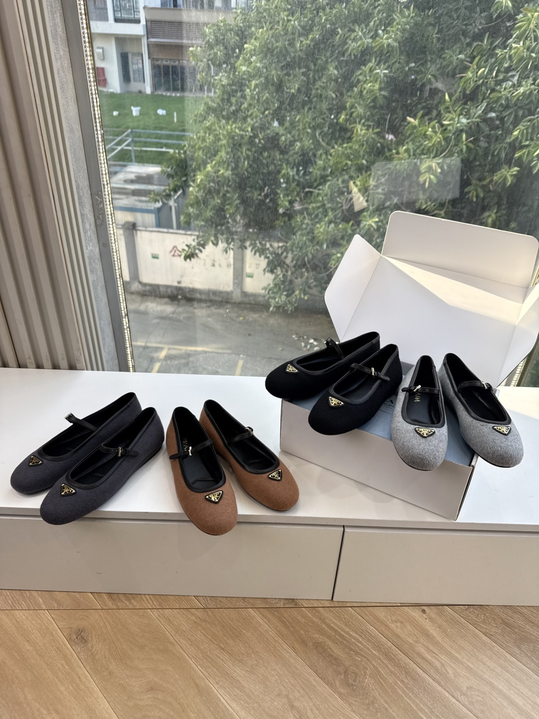 G887统一飞机盒顶级品质所见即所得Prada/普拉达26WF早春新品复古三角标褶皱粗跟平底玛丽珍鞋单鞋 当米兰1913