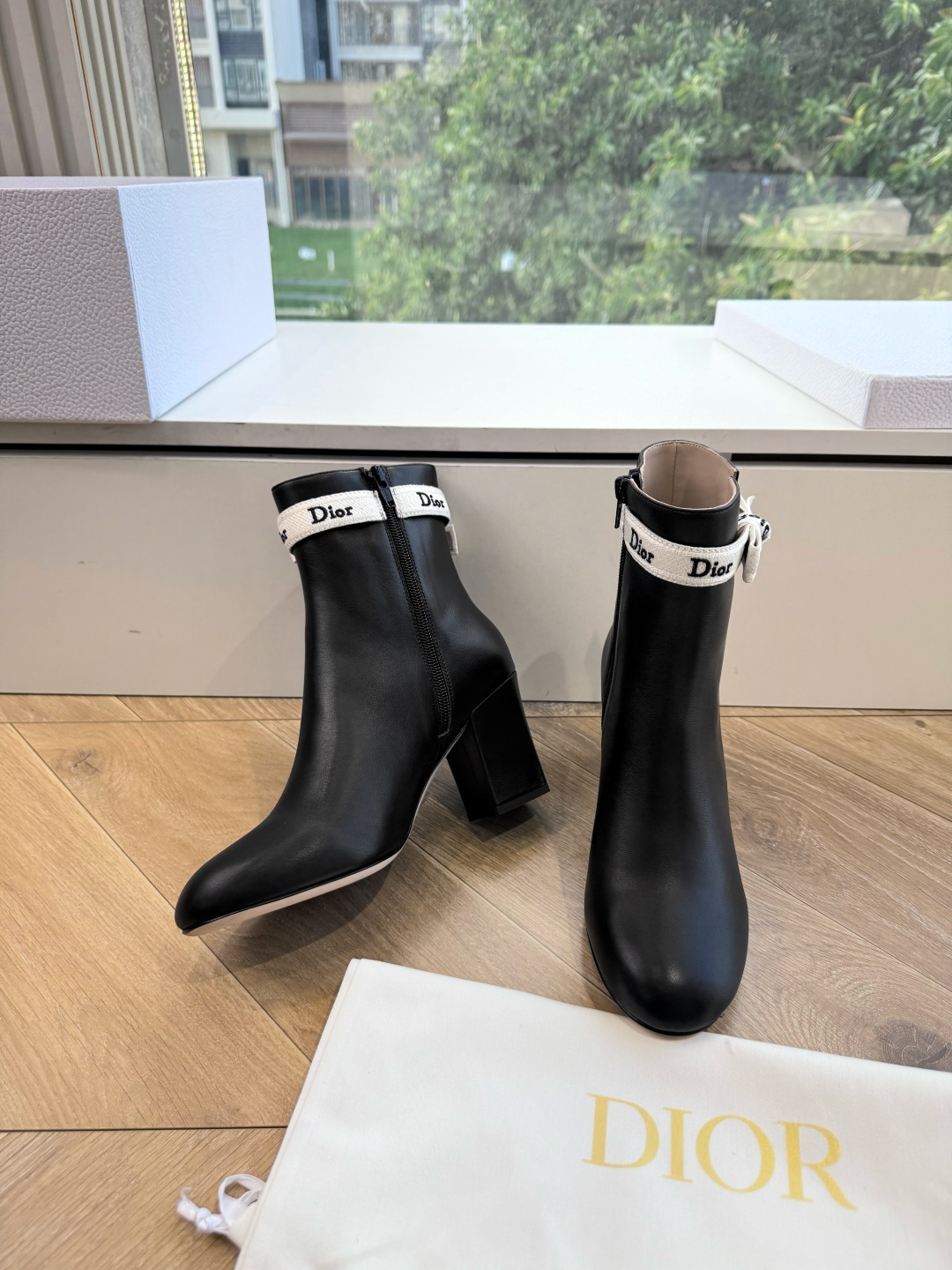 G269miss Dior 迪奥 Miss Dior 迪奥 CD秋冬最新高定海报款D-Major字母logo 圆头骑士靴 G269miss Dior 迪奥 Miss Dior 迪奥 CD秋冬最新高定海报款D-Major字母logo 圆头骑士靴