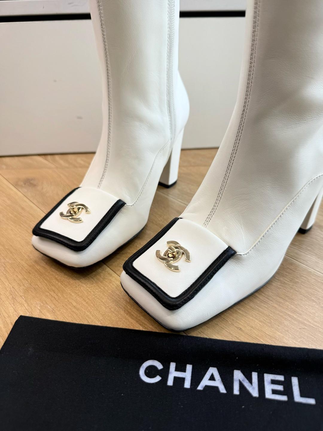 G238😀CHANEL香奈儿*小香秋冬新款骑士靴库靴这款骑士靴真的是帅气时尚的代表马丁靴骑士靴靴筒Chanel字母点缀 G238😀CHANEL香奈儿*小香秋冬新款骑士靴库靴这款骑士靴真的是帅气时尚的代表马丁靴骑士靴靴筒Chanel字母点缀
