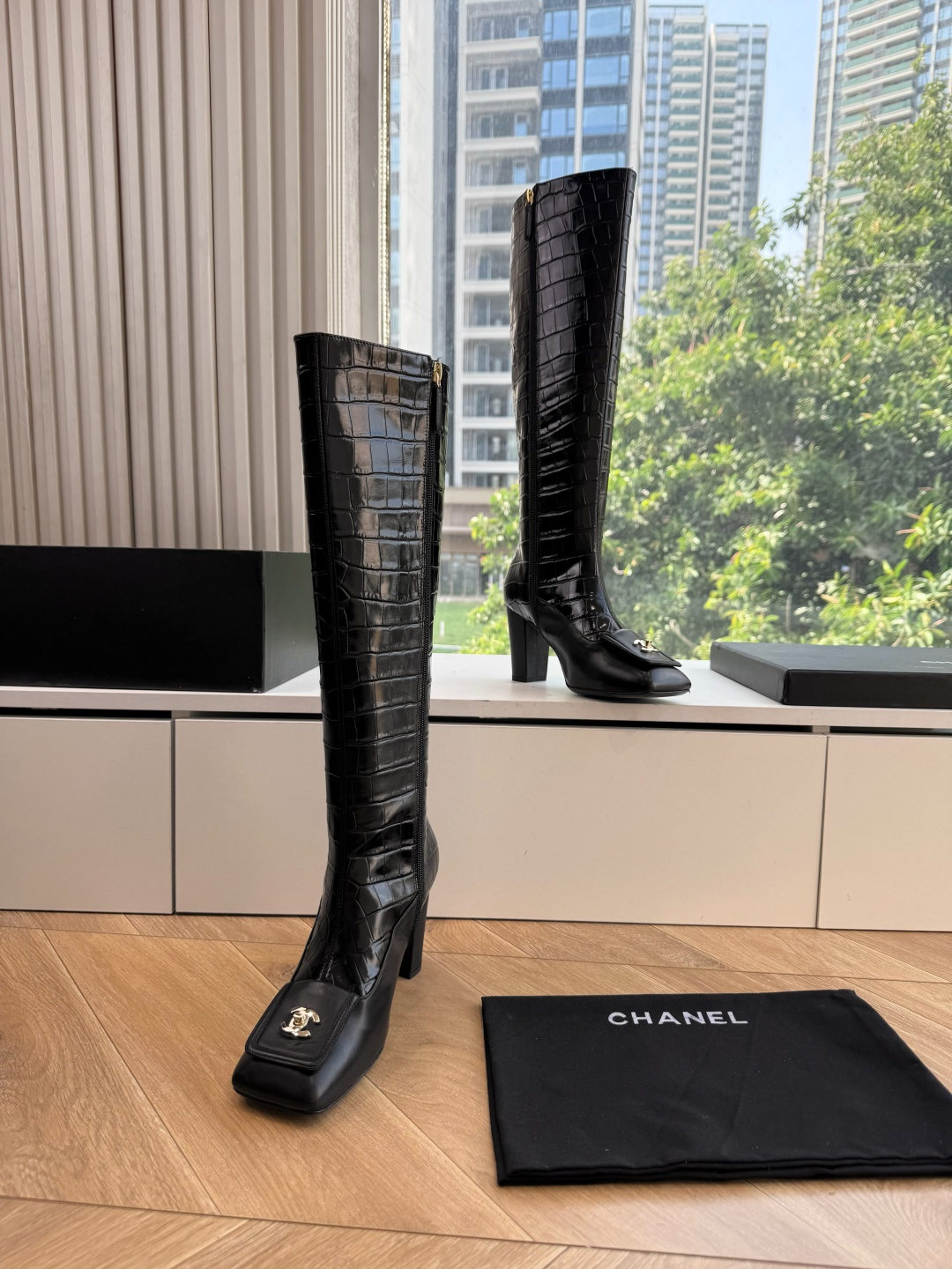 G238😀CHANEL香奈儿*小香秋冬新款骑士靴库靴这款骑士靴真的是帅气时尚的代表马丁靴骑士靴靴筒Chanel字母点缀 