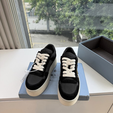 出厂价G036😀新色系最高版 Prada普拉达 厚底 休闲运动鞋 这款运动鞋延续经久不衰的轮廓,是新款经典单品。采用皮革 出厂价G036😀新色系最高版 Prada普拉达 厚底 休闲运动鞋 这款运动鞋延续经久不衰的轮廓,是新款经典单品。采用皮革