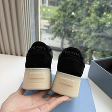出厂价G036😀新色系最高版 Prada普拉达 厚底 休闲运动鞋 这款运动鞋延续经久不衰的轮廓,是新款经典单品。采用皮革 出厂价G036😀新色系最高版 Prada普拉达 厚底 休闲运动鞋 这款运动鞋延续经久不衰的轮廓,是新款经典单品。采用皮革