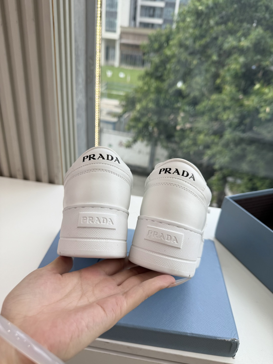 出厂价G036😀新色系最高版 Prada普拉达 厚底 休闲运动鞋 这款运动鞋延续经久不衰的轮廓，是新款经典单品。采用皮革