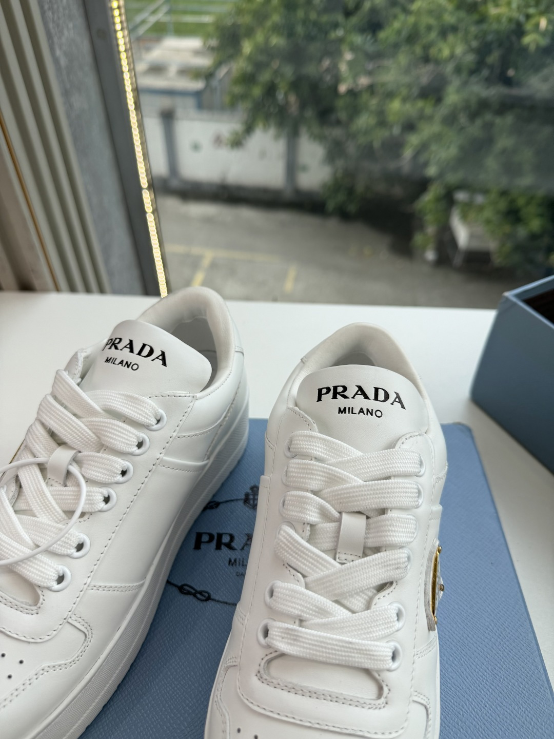 出厂价G036😀新色系最高版 Prada普拉达 厚底 休闲运动鞋 这款运动鞋延续经久不衰的轮廓，是新款经典单品。采用皮革
