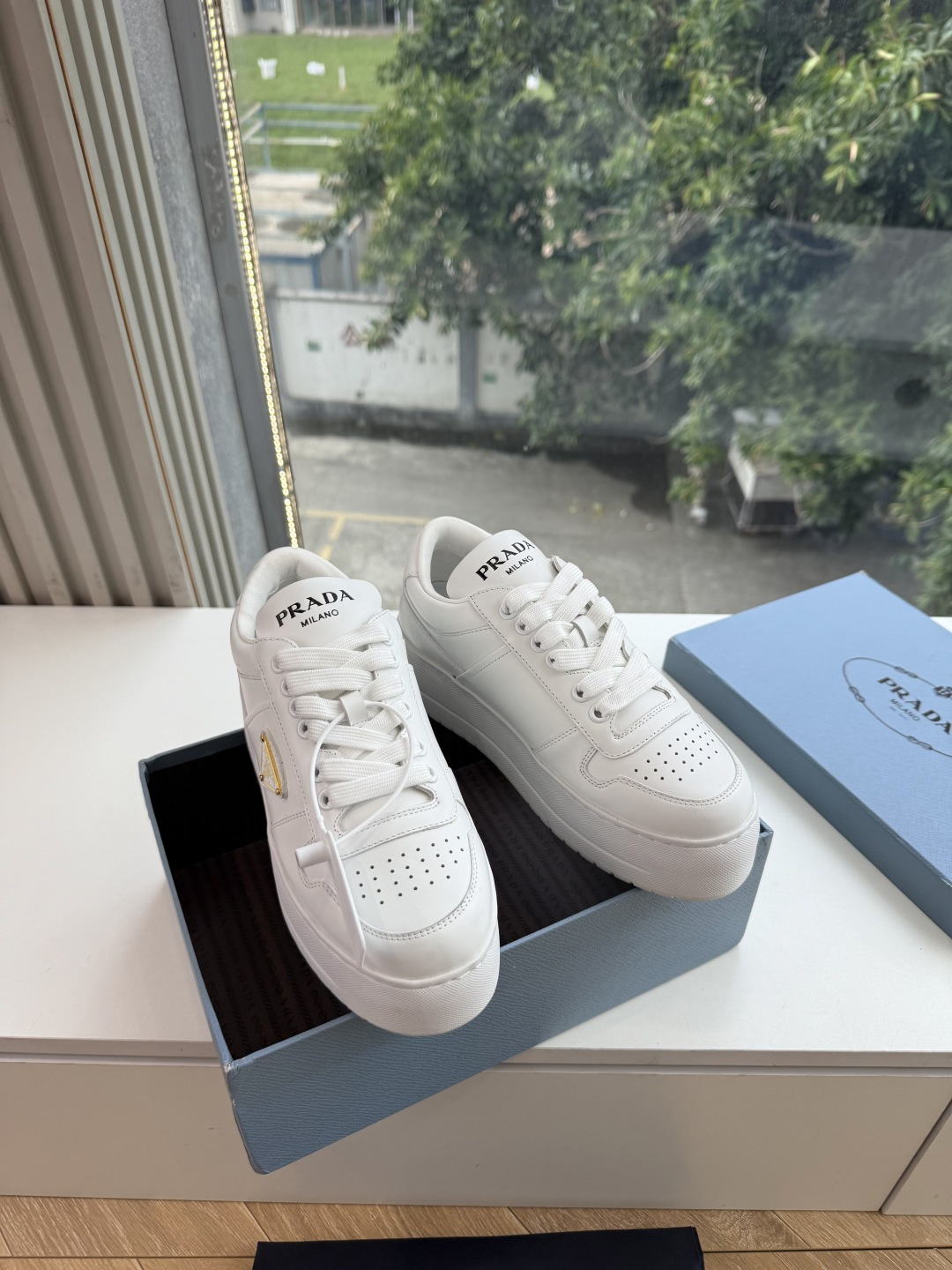 出厂价G036😀新色系最高版 Prada普拉达 厚底 休闲运动鞋 这款运动鞋延续经久不衰的轮廓，是新款经典单品。采用皮革