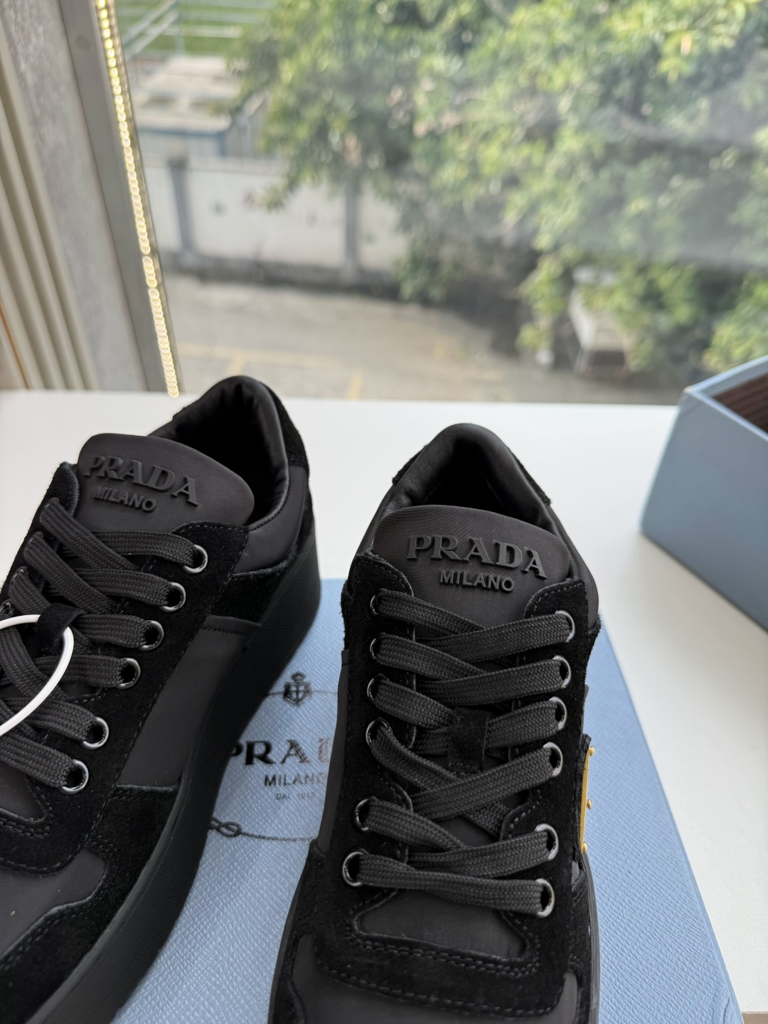 出厂价G036😀新色系最高版 Prada普拉达 厚底 休闲运动鞋 这款运动鞋延续经久不衰的轮廓，是新款经典单品。采用皮革