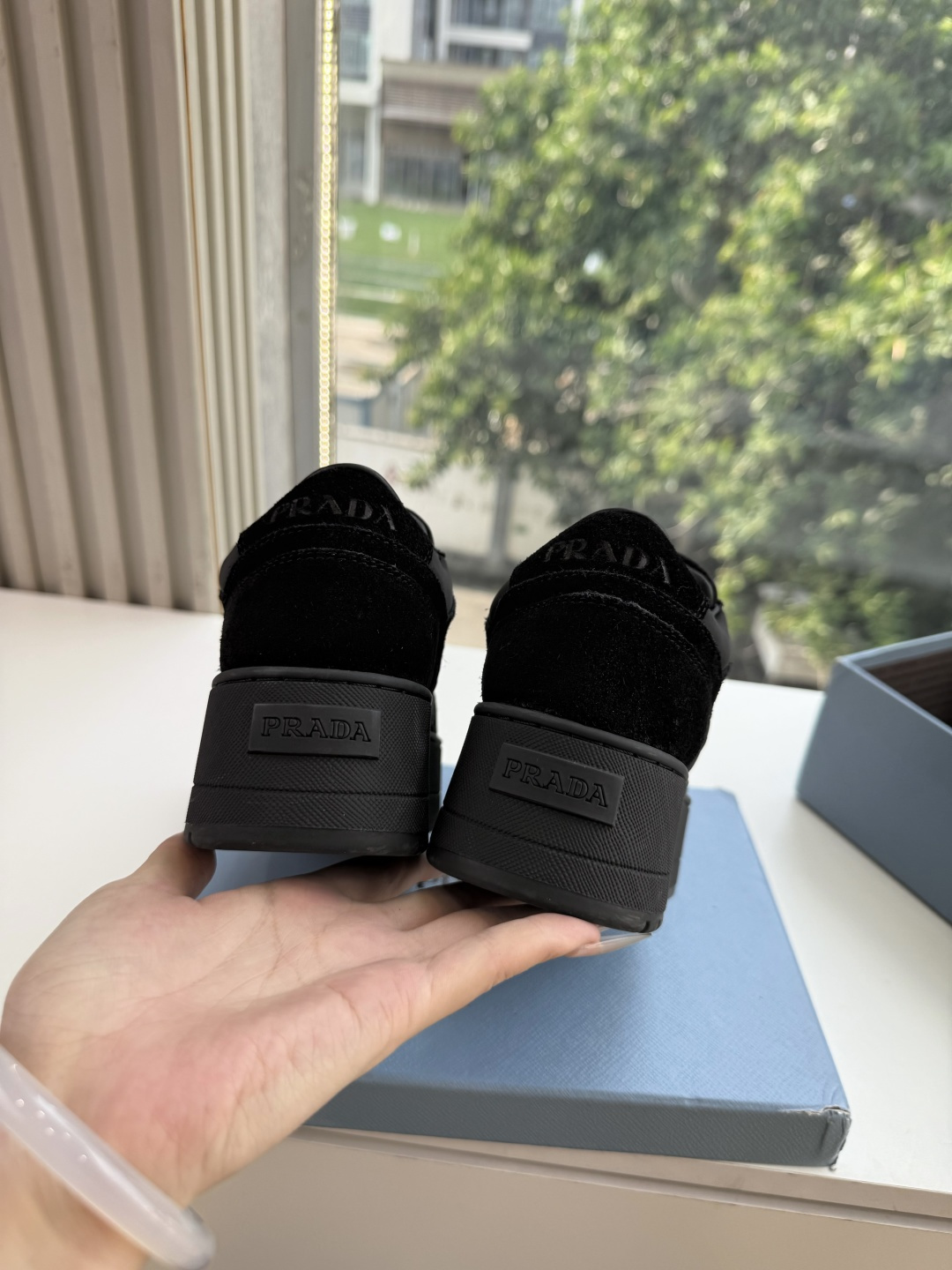 出厂价G036😀新色系最高版 Prada普拉达 厚底 休闲运动鞋 这款运动鞋延续经久不衰的轮廓，是新款经典单品。采用皮革